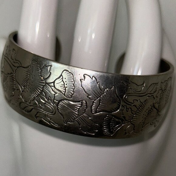 Pewter Silver Cuff Bracelet "Poppy" - Picture 1 of 4